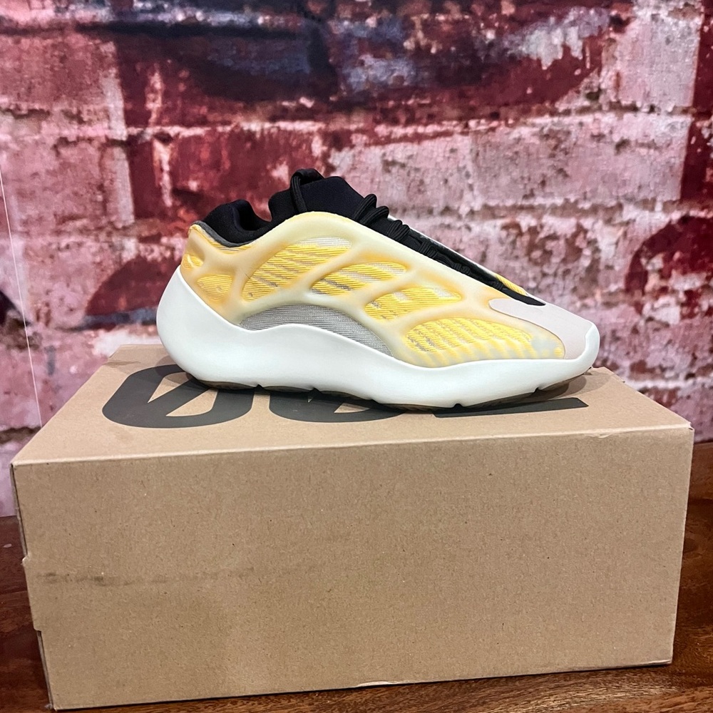 BRAND NEW YEEZY 700 V3 HP5425 SIZE 4.5